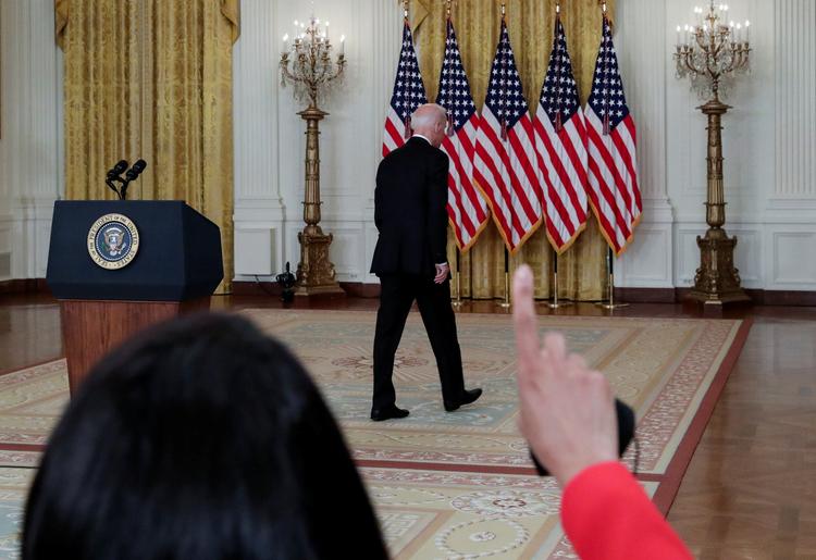 En journalist forsøger at få et svar fra Joe Biden under en briefing i Det Hvide Hus. Nyhedspodcast fra NPR fortæller, time efter time, hvad han sagde. Foto: Leah Millis/Ritzau Scanpix