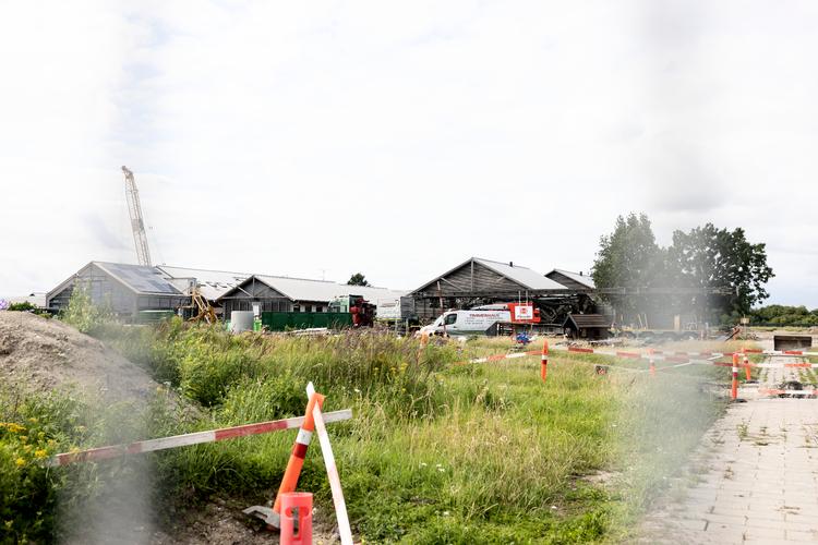     Der arbejdes fortsat på Amager Fælled-byggepladsen trods afgørelser fra Miljøklagenævnet og Planklagenævnet. Klagekoret sang foran indgangen til byggeriet fra kl. 16 til 17.   Foto: Nanna Navntoft