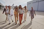 Under bandnavnet Dee Gees har Foo Fighters indspillet en håndfuld coverversioner af ikoniske Bee Gees-sange.  