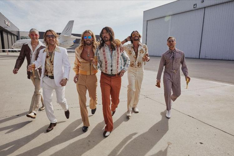 Under bandnavnet Dee Gees har Foo Fighters indspillet en håndfuld coverversioner af ikoniske Bee Gees-sange.  