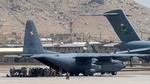  Evakueringerne til en lang række lande er i gang med udgangspunkt i Kabul, Afghanistan. Her er det et amerikansk militærfly, der holder i Hamid Karzai International Airport i Kabul. 84 personer, der er blevet evakueret fra Afghanistan, er natten til torsdag på vej til Danmark fra Dubai i et SAS-fly. Foto: Us Air Force/Ritzau Scanpix