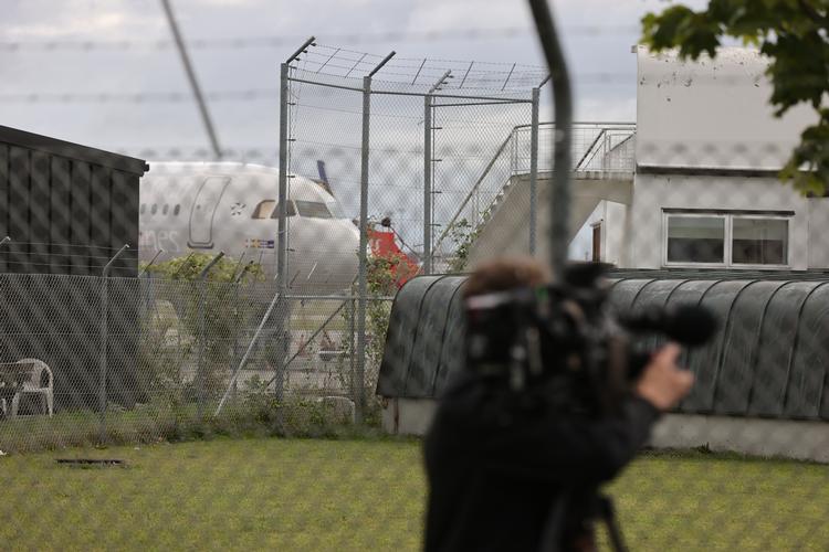 SAS-flyet landede  torsdag morgen i København. Om bord var 84 evakuerede fra Afghanistan. De blev mødt af myndighederne og Røde Kors. Foto: Finn Frandsen/POLFOTO
