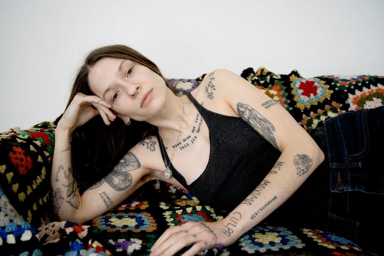 26-årig Selma Judith debuterede i 2018 med singlen 'Kind of Lonely'. Nu albumdebuterer hun med et uforudsigeligt og regulært opus, hvis titel er hentet fra 'Hvem er bange for Virginia Woolf'.  Foto: Agnes Vera Kaufmann
