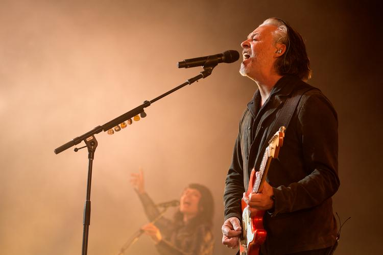 Sammen med Curt Smith turnerer Roland Orzabal fra Tears for Fears med gamle sange, der ikke er blevet forældede. Her ses Roland Orzabel på Roskilde Festival i 2019.  Foto: Thomas Borberg/POLFOTO