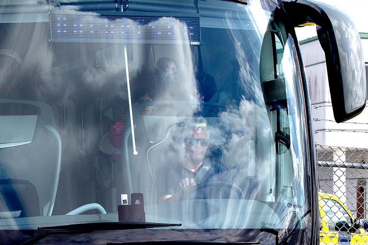 Flere busser har forladet Københavns Lufthavn. De evakuerede afghanere bliver kørt til Center Sandholm, hvor de bl.a. skal være i coronakarantæne.  Foto: Finn Frandsen/POLFOTO