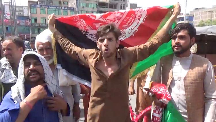 Demstranter vifter med det afghanske flag under en anti-Taleban protest i Jalalabad, Afghanistans femtestørste by.  Foto: Pajhwok Afghan News/Ritzau Scanpix