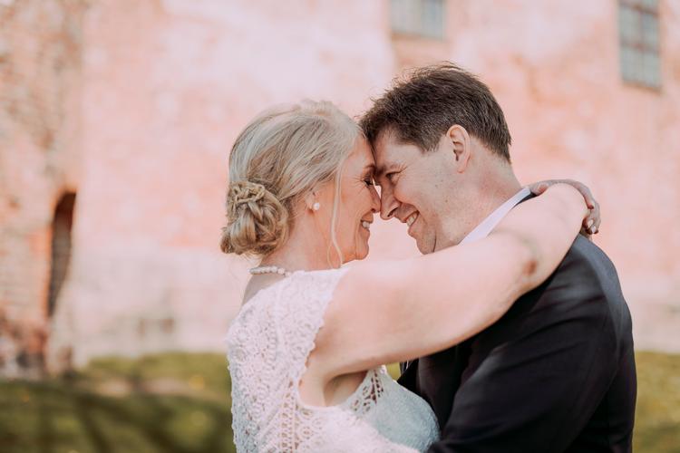 Læsevejlederen Christina og projektlederen Michael er et af de fem par, der siger ja til hinanden.  Foto: Snowman Productions