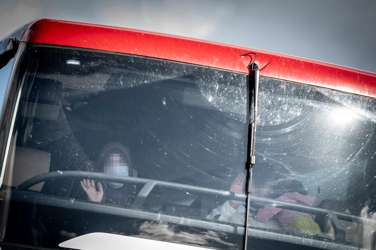 De sidste busser, der forlader Vilhelm Lauritzen Terminalen i Københavns Lufthavn, hvor de 84 evakuerede har opholdt sig, inden de skulle videre til Center Sandholm. Foto: Mads Claus Rasmussen/ritzau Scan/Ritzau Scanpix