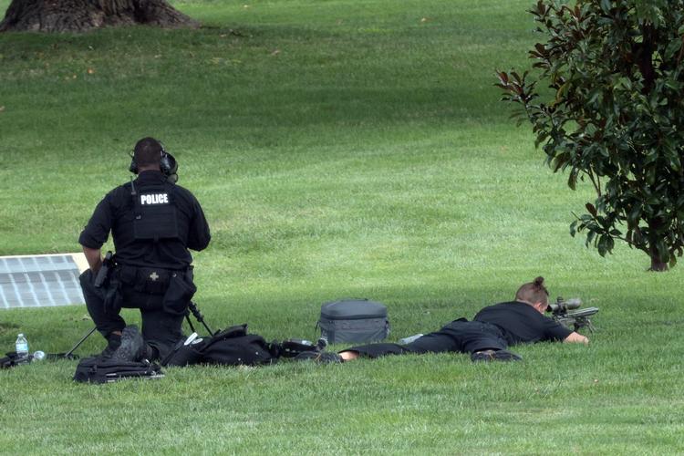 WASHINGTON, DC - AUGUST 19: A police sniper team remains in position near the Library of Congress on Capitol Hill August 19, 2021 in Washington, DC. A man drove a pickup truck onto the sidewalk outside the Library this morning telling police officers that he had a bomb. Authorities have evacuated the surrounding areas and going through negotiation with the suspect. Win McNamee/Getty Images/AFP == FOR NEWSPAPERS, INTERNET, TELCOS &amp; TELEVISION USE ONLY == Foto: Win Mcnamee/Ritzau Scanpix