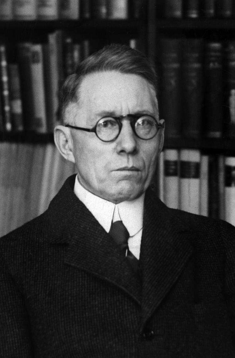 Forfatteren Johannes V. Jensen skrev cirka 450 Kroniker til Politiken, og den berømte Kronik, der omtaler forfatterkollegaen Herman Bang, blev bragt første gang 30. november 1906. Foto: Ukendt/POLFOTO