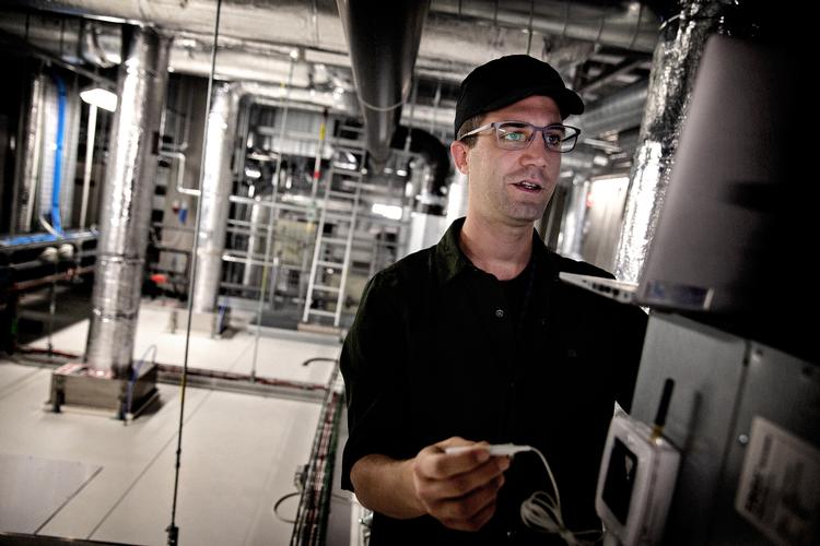 Kevin Jørgensen tog efter nogle år i elektrikerjobbet en to-årig uddannelse på Københavns Erhvervsakademi. Hurtigt blev han headhuntet til Novo Nordisk. Foto: Martin Lehmann