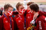 Uden de store smil, men med OL-sølv om halsen får de fire exceptionelle danske tempospecialister Lasse Norman Hansen, Niklas Larsen, Frederik Rodenberg og Rasmus Lund Pedersen sig en sludder. Og landstræner Casper Jørgensen håber, at den handler om, at de er klar til at tage en tørn mere i Paris.
 Foto: Jens Dresling/Ritzau Scanpix