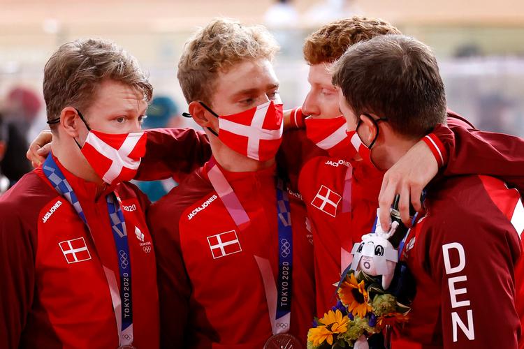 Uden de store smil, men med OL-sølv om halsen får de fire exceptionelle danske tempospecialister Lasse Norman Hansen, Niklas Larsen, Frederik Rodenberg og Rasmus Lund Pedersen sig en sludder. Og landstræner Casper Jørgensen håber, at den handler om, at de er klar til at tage en tørn mere i Paris.
 Foto: Jens Dresling/Ritzau Scanpix