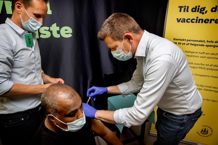 Sundhedsstyrelsens direktør Søren Brostrøm førte selv an i Tingbjerg, da der for to måneder siden blev oprettet midlertidige vaccinationscentre uden krav om tidsbestilling i en række områder. Foto: Finn Frandsen/POLFOTO