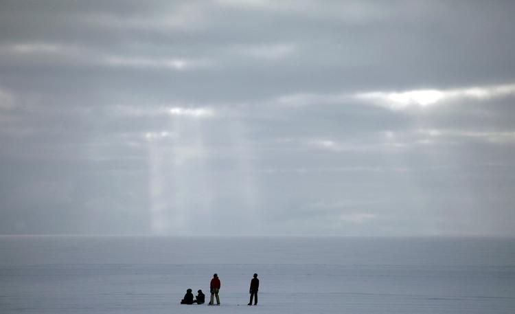 Forskere på indlandsisens højeste punkt, 3 kilometer over grundfjeldet, ses her i et arkivbillede. Lørdag stod de op til noget hidtil uset: regnvejr. Foto: Brennan Linsley/Ritzau Scanpix