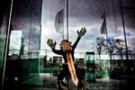 En gruppe aktivister fra miljøbevægelsen Extinction Rebellion gik i aktion for at protestere mod den nye bydel Fælledby på Amager Fælled. Aktivisterne var klædt ud som salamandere, da de protesterede foran Pension Danmark, der er en af bygherrerne bag Fælledby.  Arkivfoto Martin Lehmann