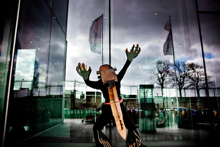 En gruppe aktivister fra miljøbevægelsen Extinction Rebellion gik i aktion for at protestere mod den nye bydel Fælledby på Amager Fælled. Aktivisterne var klædt ud som salamandere, da de protesterede foran Pension Danmark, der er en af bygherrerne bag Fælledby.  Arkivfoto Martin Lehmann