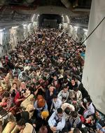 Oprindeligt lød det, at der var 640 afghanere om bord på transportfly mandag. Men tallet var reelt rekordhøjt. Foto: Us Air Force/Ritzau Scanpix