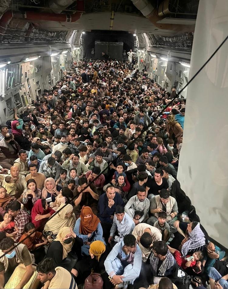 Oprindeligt lød det, at der var 640 afghanere om bord på transportfly mandag. Men tallet var reelt rekordhøjt. Foto: Us Air Force/Ritzau Scanpix