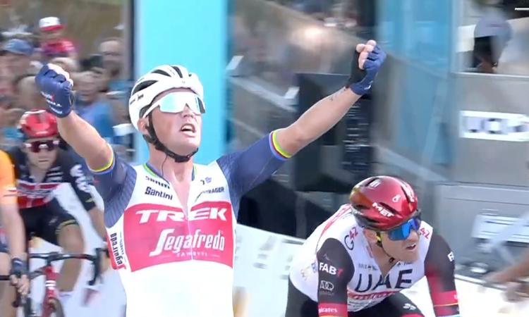 Mads Pedersen jubler, mens Alexander Kristoff resignerende må tage til takke med andenpladsen. Foto: Trek-Segafredo. 