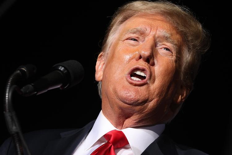 CULLMAN, ALABAMA - AUGUST 21: Former U.S. President Donald Trump addresses supporters during a "Save America" rally at York Family Farms on August 21, 2021 in Cullman, Alabama. With the number of coronavirus cases rising rapidly and no more ICU beds available in Alabama, the host city of Cullman declared a COVID-19-related state of emergency two days before the Trump rally. According to the Alabama Department of Public Health, 67.5% of the state's population has not been fully vaccinated. Chip Somodevilla/Getty Images/AFP == FOR NEWSPAPERS, INTERNET, TELCOS &amp; TELEVISION USE ONLY == Foto: Chip Somodevilla/Ritzau Scanpix