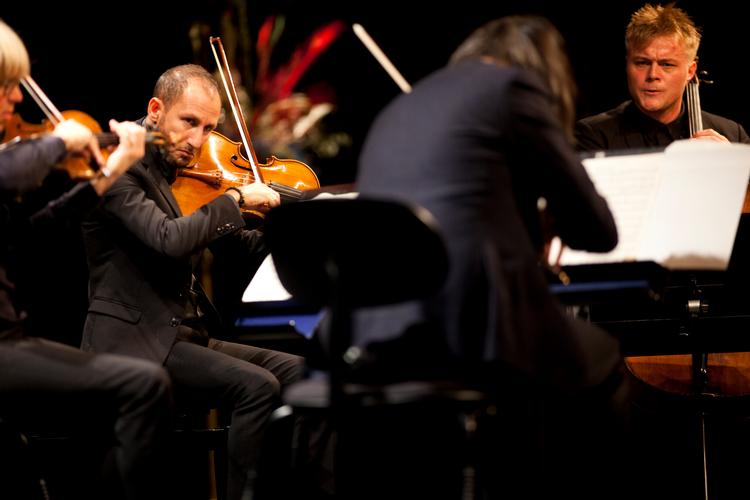 Bratschisten Antoine Tamestit bidrog til det intense fokus i Glassalen. Med ryggen til ses violinisten Leonidas Kavakos. Til højre cellisten Jonathan Swensen. Foto: Martin Rosenauer