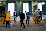 Pressemøde med repræsentanter for alle politiske partier i marts sidste år, umiddelbart efter at Danmark blev lukket ned som følge af corona. Partilederne forbereder sig på at præsentere den kæmpe hjælpepakke, som holdt hånden under dansk økonomi og mange arbejdspladser.  Foto: Jens Dresling/POLFOTO