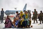 Afghanere venter på at komme med et evakueringsfly ud af Kabuls lufthavn. Foto: Mark Andries/Ritzau Scanpix