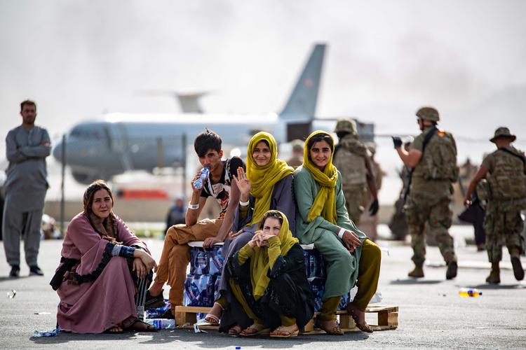 Afghanere venter på at komme med et evakueringsfly ud af Kabuls lufthavn. Foto: Mark Andries/Ritzau Scanpix