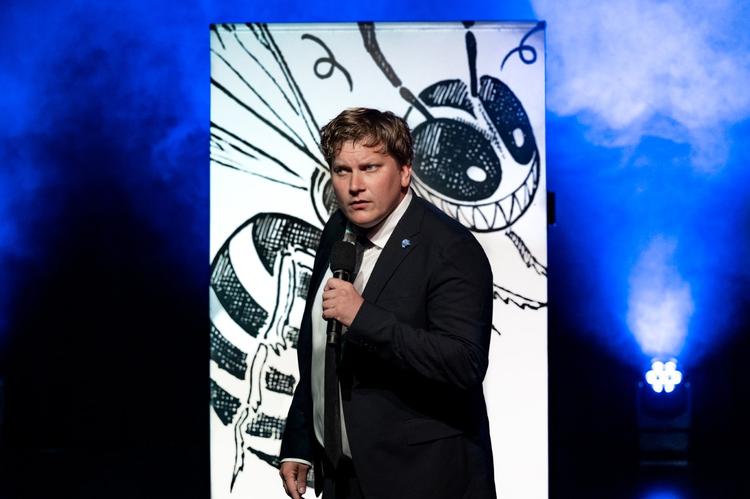 Komikeren Heino Hansen tæller blandt sine fobier en voldsom angst for hvepse. For når de er værst, er de berusede af nedfaldsæbler og bevæbnet med et spyd i røven.  Foto: Camilla Lundbye