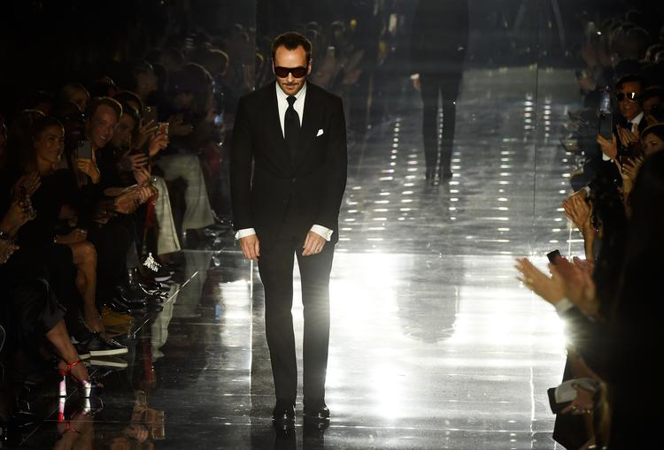 Tom Ford modtager modebranchens hyldest efter sit show ved modeugen i New York i februar 2020.  Foto: Ritzau Scanpix/AP/Chris Pizzello/Ritzau Scanpix