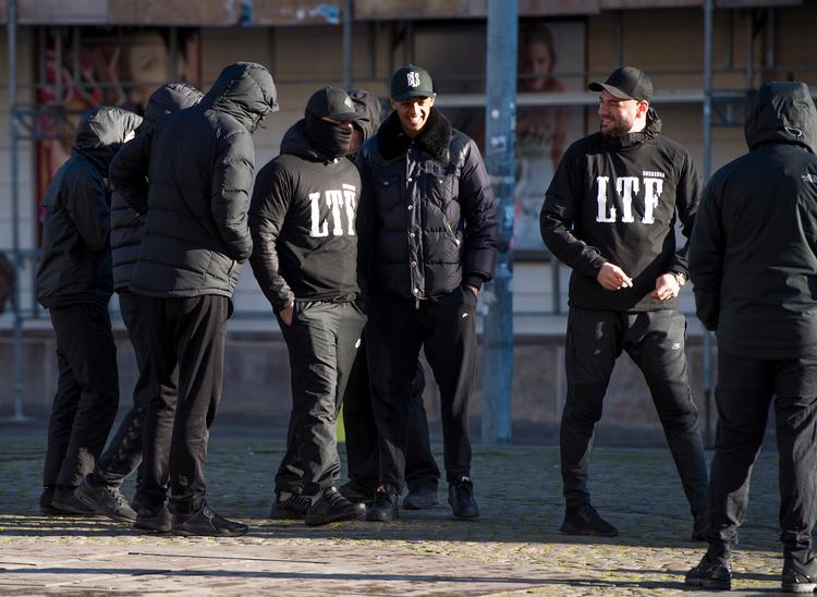 I 2017 var medlemmer af LTF mødt på i fuld uniform ved Københavns Byret for at støtte gruppens leder Shuaib Khan, der var tiltalt for trusler mod en politimand. Siden et forbud mod LTF i 2018 har det været ulovligt for medlemmerne at gå sådan klædt.  Foto: Jonas Olufson