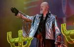 Rob Halford er stadig aktiv som forsanger i metalbandet Judas Priest, der netop nu er på turne.. Her ses han på scenen ved den store tyske heavy metal-festival Wacken i 2017.  Foto: Axel Heimken/Ritzau Scanpix