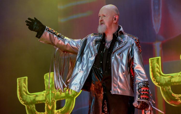 Rob Halford er stadig aktiv som forsanger i metalbandet Judas Priest, der netop nu er på turne.. Her ses han på scenen ved den store tyske heavy metal-festival Wacken i 2017.  Foto: Axel Heimken/Ritzau Scanpix