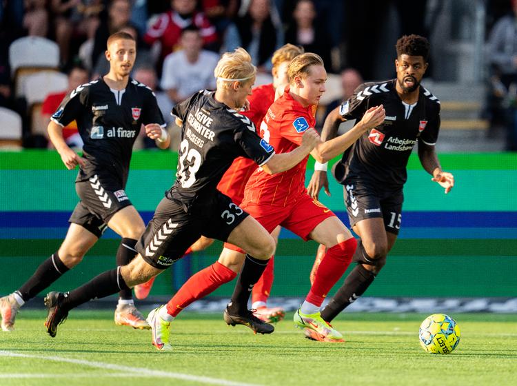 Den norske teenager Andreas Schjelderup løb fra Vejle-spillerne i første halvleg, og han bragte sit hold foran både 1-0 og 2-0. Foto: Claus Bech/Ritzau Scanpix
