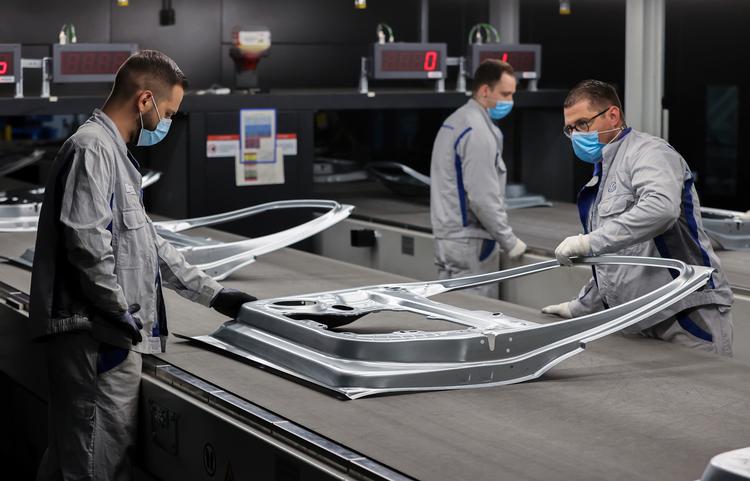 Som følge af den demografiske udvikling i Tyskland vil antallet af potentielle arbejdere i den typisk arbejdsdygtige alder blive mindsket med næsten 150.000 personer i år. Her ses medarbejde på VW's fabrik i Zwickau. Foto: Jan Woitas/Ritzau Scanpix