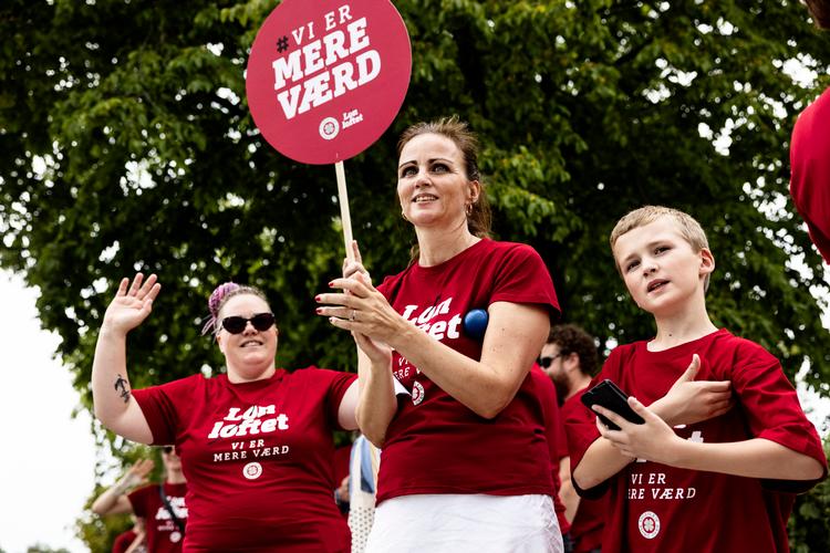 Regeringen har ingen ambition om at blande sig i sygeplejerskernes konflikt, siger Mette Frederiksen. De første sygeplejersker begyndte at strejke 19. juni, og antallet af strejkende sygeplejersker er blevet udvidet seks gange. Parterne har meldt ud, at de ikke kan se nogen vej frem i forhandlingerne. Foto: Nanna Navntoft