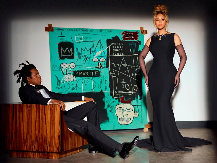 På billedet poserer Beyonce iført lang, sort kjole og med Tiffanys berømte ’Yellow Diamond’ om halsen Foto: Mason Poole