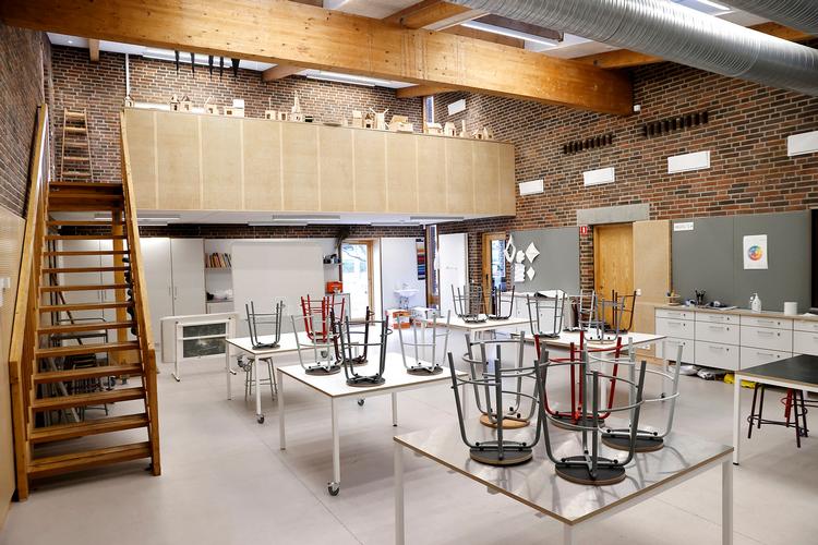 Fravær fra skole kan føre til en mindre børnecheck. Og det greb fører til flere og flere beskårne børnecheck. Arkivfoto. 