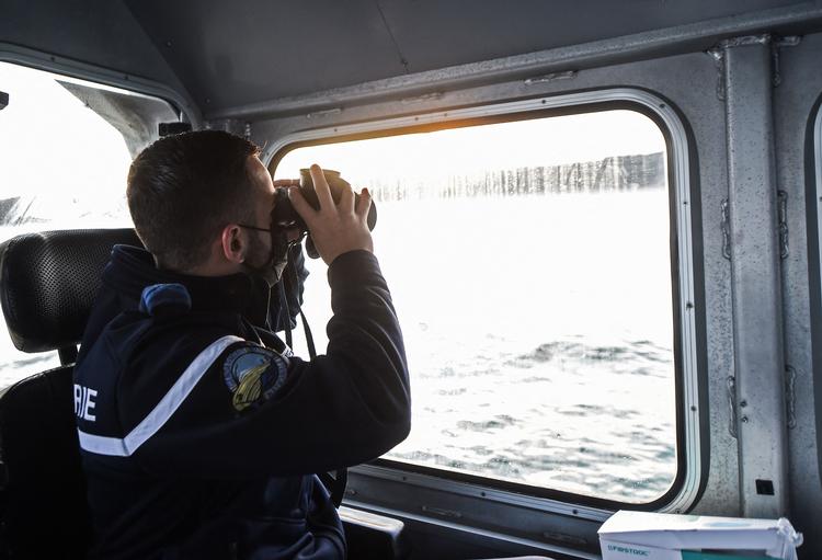 Selv om både britisk og fransk politi har intensiveret bevogtningen af kysterne, krydser flere og flere migranter Den Engelske Kanal i håbet om at komme til Storbritannien. Foto: Francois Lo Presti/Ritzau Scanpix