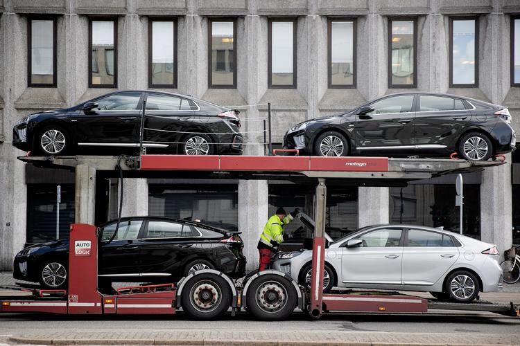 Pluginhybridbilerne strømmer til landet, hjulpet på vej af en afgiftsrabat, som politikerne gerne vil sætte ned.  Foto: Peter Hove Olesen/POLFOTO