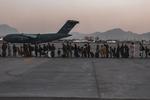 Det sidste danske fly er nu fløjet ud af Kabul, bekræfter Forsvarsministeriet. Her ses et amerikansk evakueringsfly i lufthavnen i Kabul. Foto: Us Marines/Ritzau Scanpix