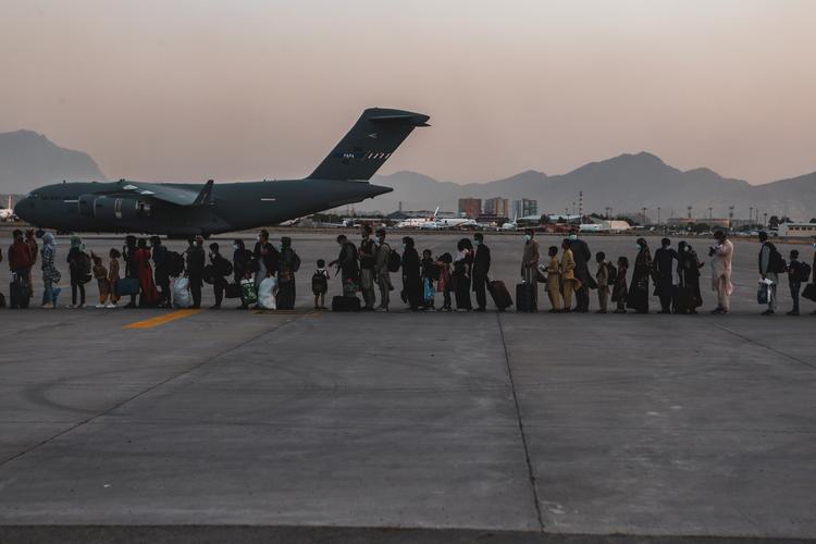 Det sidste danske fly er nu fløjet ud af Kabul, bekræfter Forsvarsministeriet. Her ses et amerikansk evakueringsfly i lufthavnen i Kabul. Foto: Us Marines/Ritzau Scanpix