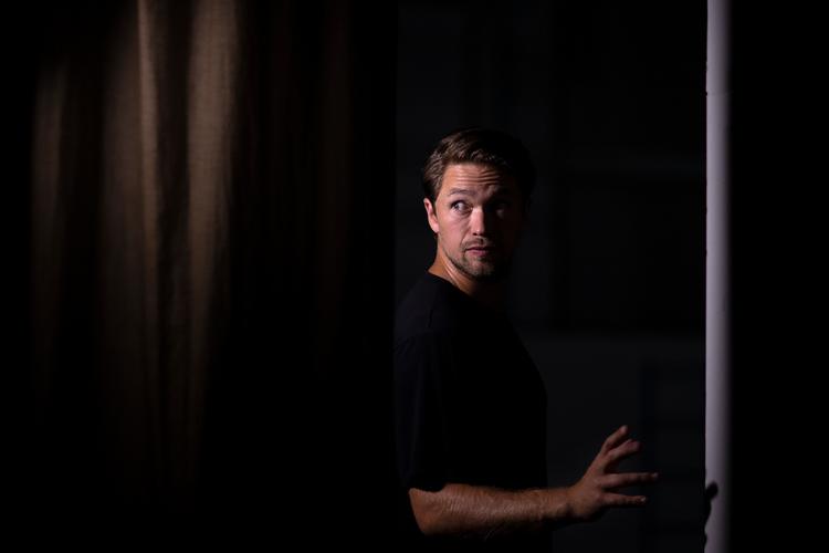 I 'Den største forbrytelsen' spiller Jakob Oftebro hovedrollen som den norske mesterbokser Charles Braude. Mange af Braudes nære familiemedlemmer blev under Anden Verdenskrig sendt til Auschwitz af norsk politi. Som forberedelse til rollen tog Oftebro for første gang i sit liv et sjippetov i hænderne.  Foto: Finn Frandsen/POLFOTO