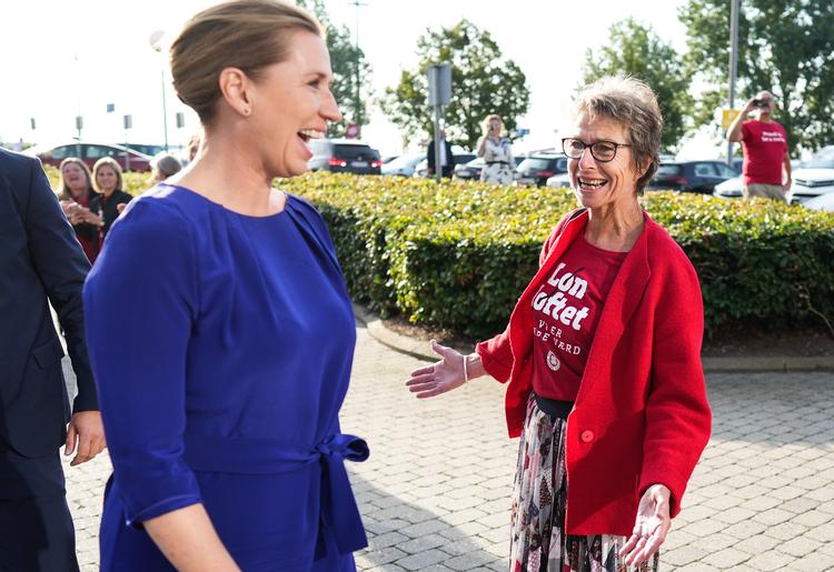 Statsminister Mette Frederiksen (S) er med ved en regeringskonference om fremtidens Danmark, som fandt sted i Fredericia tirsdag den 24. august 2021. Mette Frederiksen blev mødt af formand for dansk sygeplejeråd Grete Christensen (Foto: Claus Fisker/Ritzau Scanpix) Foto: Claus Fisker/Ritzau Scanpix