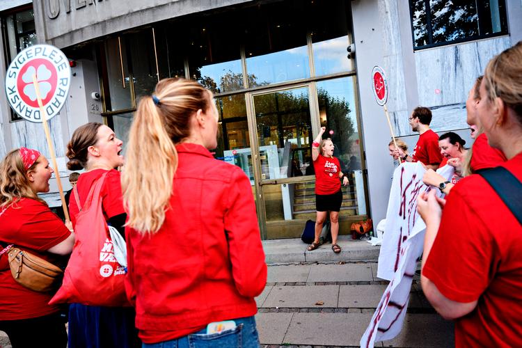 Sygeplejersker demonstrerede onsdag aften foran beskæftigelsesministeriet i København. Foto: Philip Davali/Ritzau Scanpix
