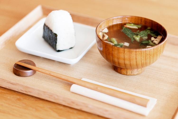 Onigiri og suppe hos Muji Teahouse. Foto: Thomas Borberg/POLFOTO