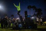 En mand falder ned af en mælkekasse-pyramide i Venice, Californien. Også han skulle prøve den såkaldte 'Milk Crate Challenge', som netop nu huserer på sociale medier.   Foto: Apu Gomes/Ritzau Scanpix