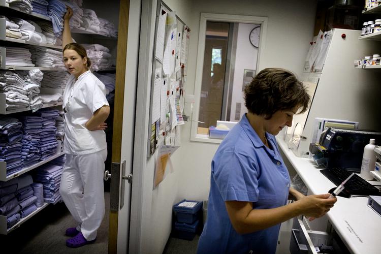Sygeplejerskerne Elisabeth Gamliely (til venstre) og Gitte V. Møller har været del af nødberedskabet under den ti uger lange strejke. Foto: Martin Lehmann/POLFOTO