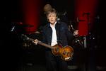 Paul McCartney er på vej med en slags selvbiografi fortalt gennem 154 sange. En af sangene, som kommer med i bogen, er en hidtil ukendt Beatles-sang ved navn 'Tell Me Who He Is', der dukkede op i en gammel notesbog under forarbejdet til bogen. Foto: Therese Jægtvik/POLFOTO